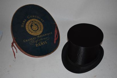 null Second Empire period GIBUS OR CHAPEAU CLAQUE
Black satin system top hat kept...