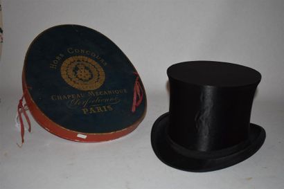 null Second Empire period GIBUS OR CHAPEAU CLAQUE
Black satin system top hat kept...