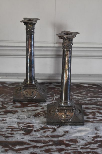 null PAIRE DE BOUGEOIRS en métal fourré, Angleterre, XIXe siècle 
À fût cylindrique...