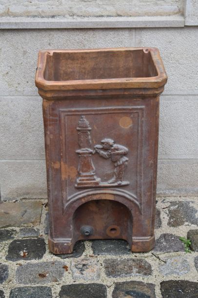 null Fontaine à eau en terre cuite, XIXe siècle 
A décor d'un personnage
H. 73 L....