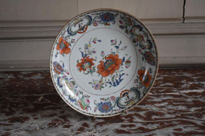 null Plat en porcelaine polychrome, Chine, XIXe siècle
À décor floral.
D. 25 cm
...