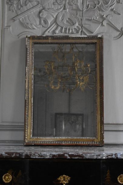 null Glace en bois sculpté et doré d'époque Louis XVI
À décor de frises de perles...