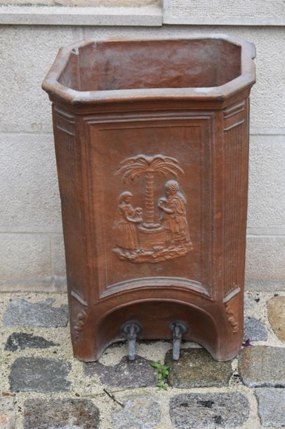 null Terracotta water fountain, 19th century 
With decoration of characters
H. 78...