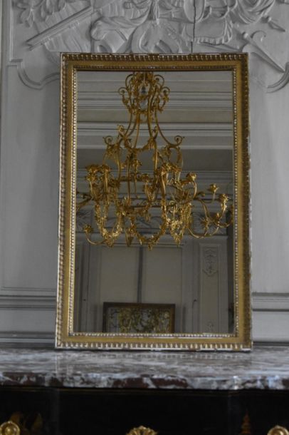 null Glace en bois sculpté et doré d'époque Louis XVI
À décor de rais de coeur.
53...