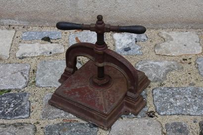 null BOOK PRESS, 19th century 
Cast iron.
H. 33 W. 33 P. 33 cm


