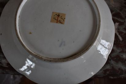 null Paris, XVIIIe siècle
Deux assiettes à bord contourné en porcelaine à décor polychrome...