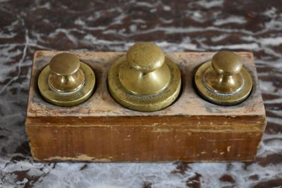 null Boîte de trois poids en bronze, XIXe s.
Un de 2 kg et deux de 1 kg.
H. 11 L....