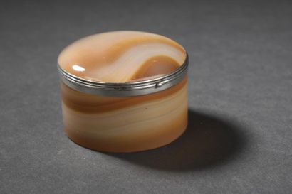 null Boîte en agate et argent fin du XIXe siècle
H. 3 cm 