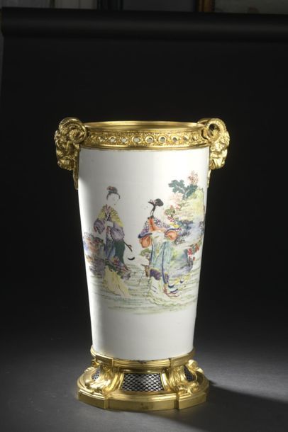 null CHINE, XVIIIe siècle
Partie de vase en porcelaine famille rose
À décors de femmes...