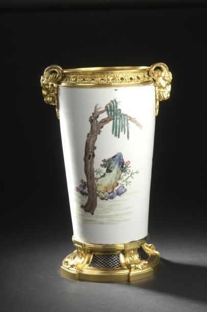 null CHINE, XVIIIe siècle
Partie de vase en porcelaine famille rose
À décors de femmes...