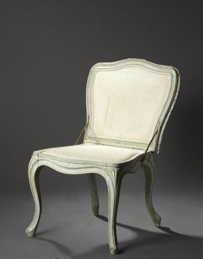 null Chaise de jardin en bois mouluré et laqué de style Louis XV
Le dossier plat...