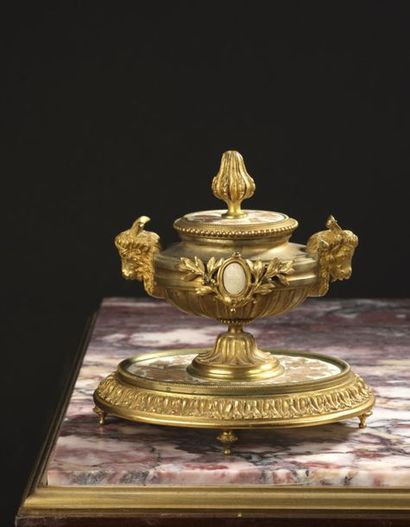 null Ferdinand Duvinage for Alphonse Giroux, circa 1880
Chased ormolu inkwell in...