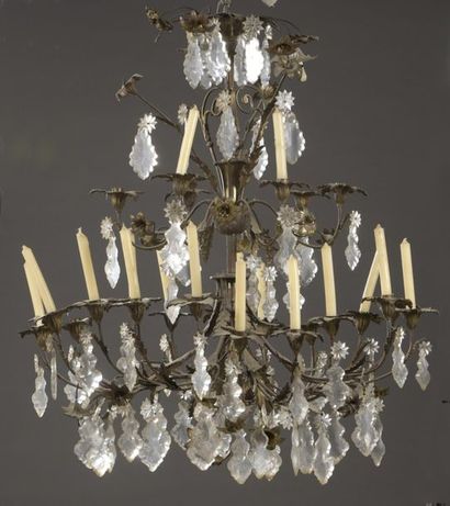 null Important gilt bronze and crystal chandelier from the end of the 19th century.
Two...