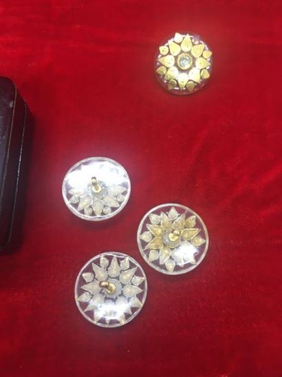 null Six boutons de gilet de Maharadjah émaillés d'or jaune sur du cristal de roche,...