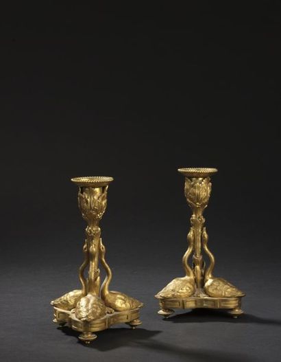 null Paire de bougeoirs en bronze ciselé et doré de style Louis XVI, vers 1860
À...