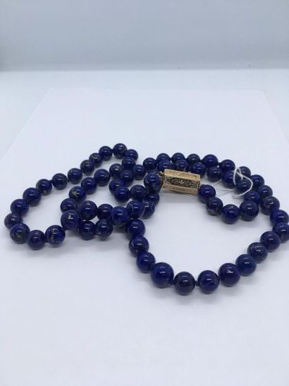 null Long necklace of lapis lazuli beads (bathed). Average diameter of the beads...