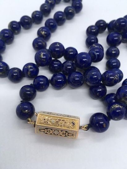 null Long collier de perles de lapis lazuli (baignées). D. moyen des perles 11,20...
