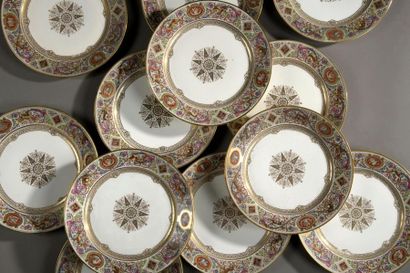 null SÈVRES, époque Louis-Philippe, vers 1845
Ensemble de douze assiettes en porcelaine...