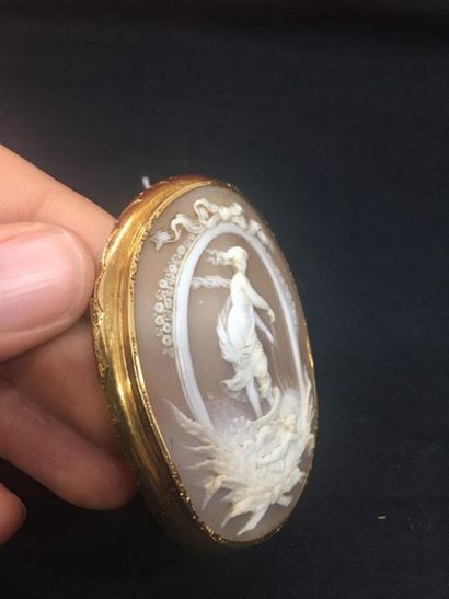 null 750°/00 yellow gold brooch decorated with a large shell cameo featuring a goddess
(Amphitrite?)...