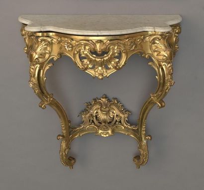 null Console en bois sculpté et doré de style Louis XV
À décor ajouré d'une coquille,...