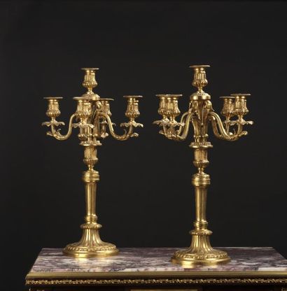 null Paire de candélabres à cinq lumières en bronze ciselé et doré, style Louis XVI,...