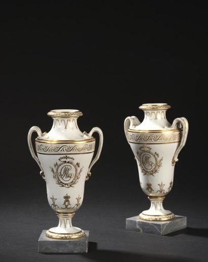 null PARIS, fin du XVIIIe siècle vers 1785-1790
Paire de vases de forme balustre...