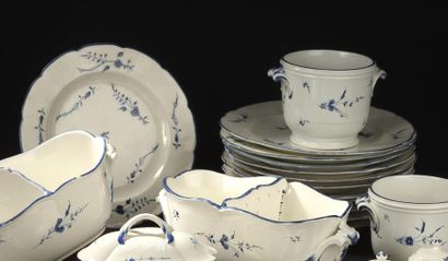 null CHANTILLY, XVIIIe siècle
Suite de douze assiettes à bord contourné en porcelaine...