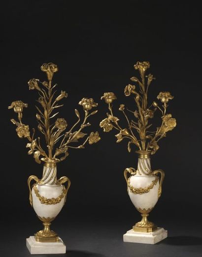 null Paire de candélabres en bronze ciselé et doré, marbre blanc d'époque Louis XVI
En...