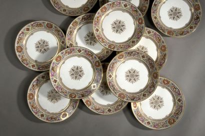 null SÈVRES, époque Louis-Philippe, vers 1845
Ensemble de douze assiettes en porcelaine...