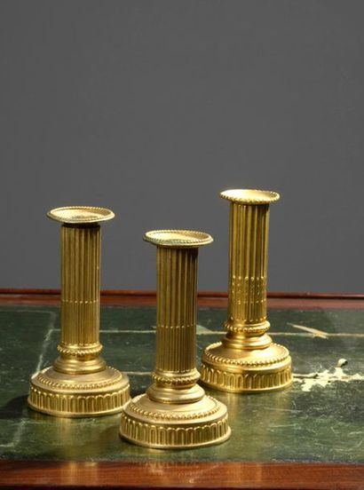 null Trois flambeaux à main en bronze doré, fin XVIIIe - début XIXe siècle
À fût...