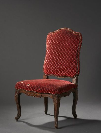 null Chaise en bois naturel mouluré et sculpté attribuée à Foliot d'époque Louis...