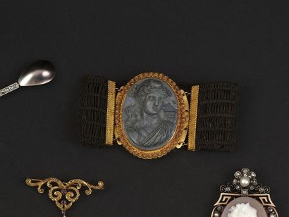 null Bracelet ancien, vers 1830, composé d'un motif en camée de marbre bleu figurant...