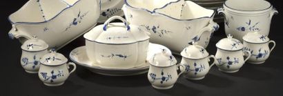 null CHANTILLY, XVIIIe siècle
Six pots à jus couverts en porcelaine tendre à décor...