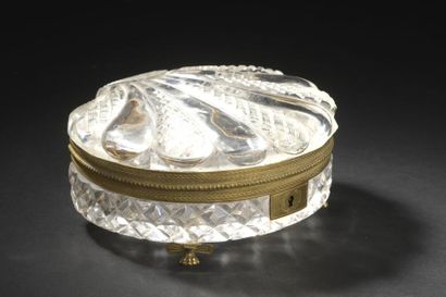 null Boite à bijoux en cristal taillé, bronze ciselé et doré, vers 1830
En forme...