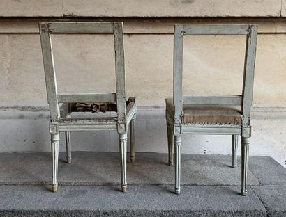 null Paire de chaises en bois mouluré et sculpté estampillées I. AVISSE d'époque...