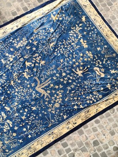 null CHINE, XXe siècle
Grand tapis en laine à fond bleu à décor de volatiles dans...