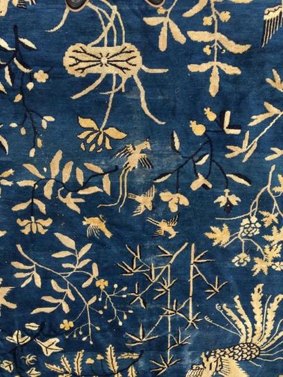 null CHINE, XXe siècle
Grand tapis en laine à fond bleu à décor de volatiles dans...