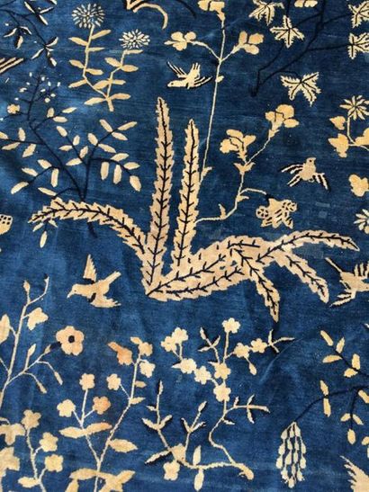 null CHINE, XXe siècle
Grand tapis en laine à fond bleu à décor de volatiles dans...