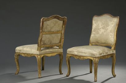 null Paire de larges chaises en bois mouluré, sculpté et doré estampillées N.Q FOLIOT,
d'époque...
