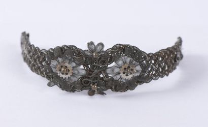 null Bracelet en fils d'acier torsadés et perles d'acier. France fin du XVIIIe siècle....
