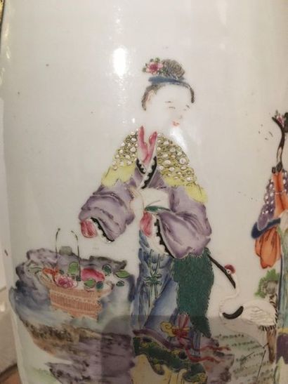 null CHINE, XVIIIe siècle
Partie de vase en porcelaine famille rose
À décors de femmes...