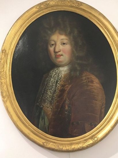 null École FRANÇAISE vers 1700
Portrait du grand Dauphin
Toile ovale.
Restaurations...