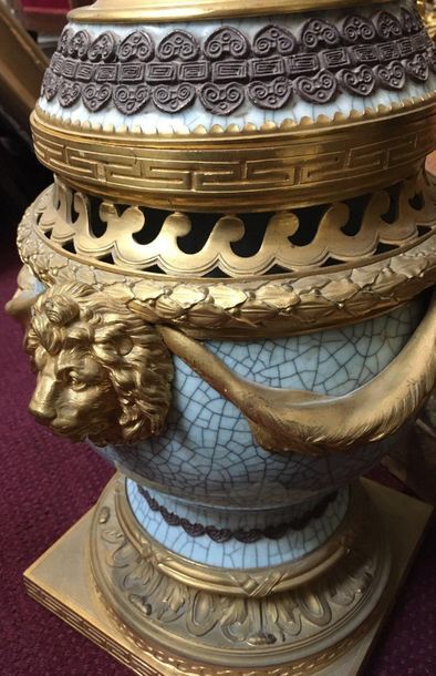 null Vase pot pourri en céladon monté en bronze ciselé et doré de style Louis XVI,...