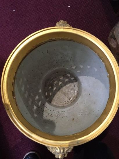 null Vase pot pourri en céladon monté en bronze ciselé et doré de style Louis XVI,...