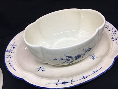 null CHANTILLY, XVIIIe siècle
Sucrier ovale couvert et plateau ovale en porcelaine...