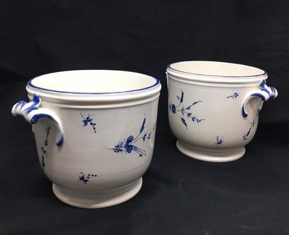 null CHANTILLY, 18th century
Two glass buckets in soft porcelain decorated in blue...