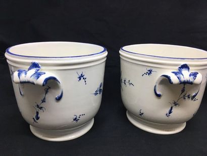 null CHANTILLY, 18th century
Two glass buckets in soft porcelain decorated in blue...