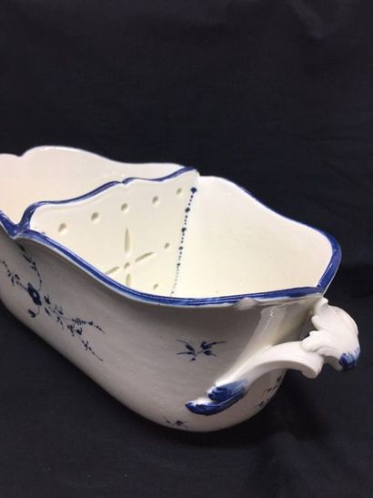 null CHANTILLY, XVIIIe siècle
Paire de seaux à liqueur ovale en porcelaine tendre...