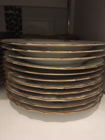 null COPENHAGEN, 19th century
Suite of twenty-four porcelain plates with contoured...