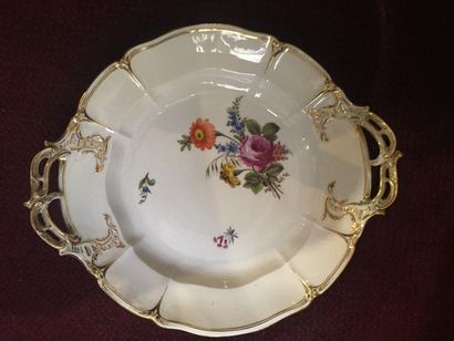 null NYMPHENBOURG, XIXe siècle
Partie de service en porcelaine à décor polychrome...